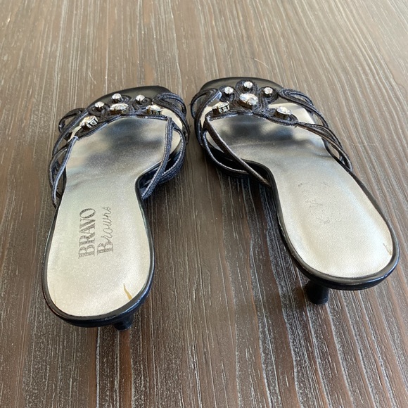 Ladies Browns sandals with rhinestone feature and leather soles. size 8B. - Picture 3 of 8